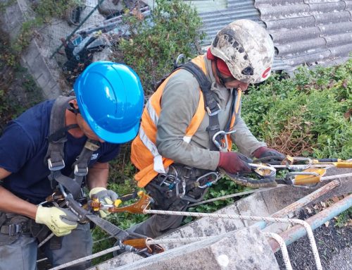 Travaux acrobatiques pour une réparation de fuite à Tourrette-Levens